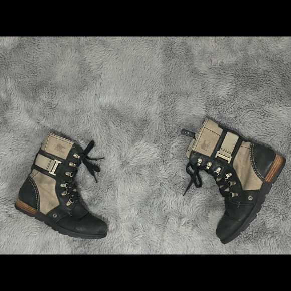 Sorel Shoes - Sorrel women’s  Carly Combat boot   (major/Quary)